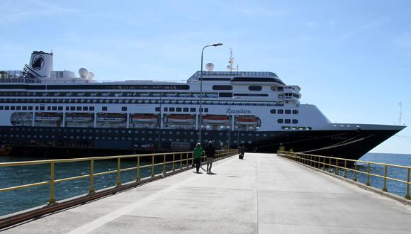 El crucero en barco Zaandam, navegando bajo la bandera holandesa y operado por el grupo Holland America (Carnival), con 1.800 personas a bordo, se ve en Punta Arenas, en el sur de Chile. (Foto: AFP)
