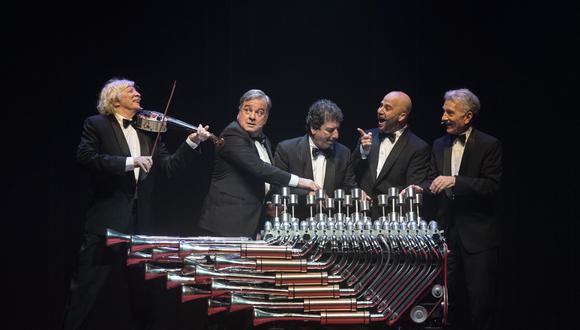 Roberto Antier (segundo desde la izquierda) mira sorprendido en pleno show de Les Luthiers. (Foto: Andrés Macera).