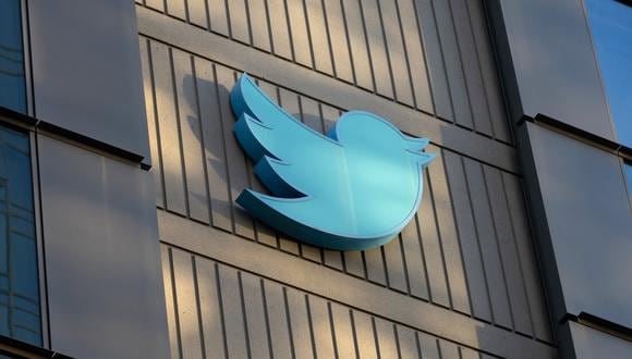 El logotipo de Twitter en el exterior de la sede de Twitter en San Francisco, California. (Foto por Constanza HEVIA / AFP)
