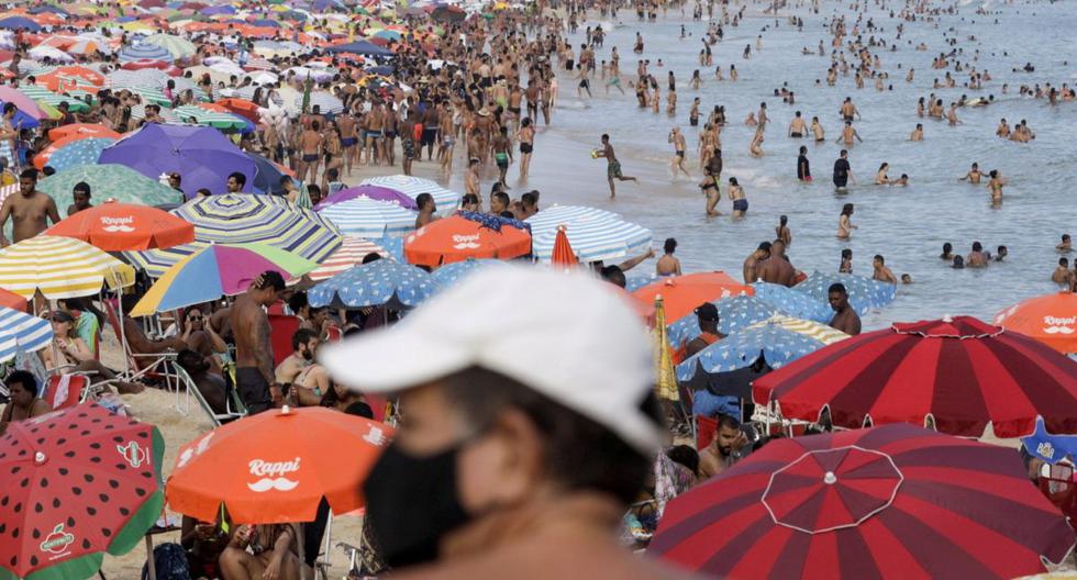 Los bañistas disfrutan de un clima soleado en la playa de Leblon, en Río de Janeiro, Brasil, el 16 de febrero de 2021.  (REUTERS/Ricardo Moraes).