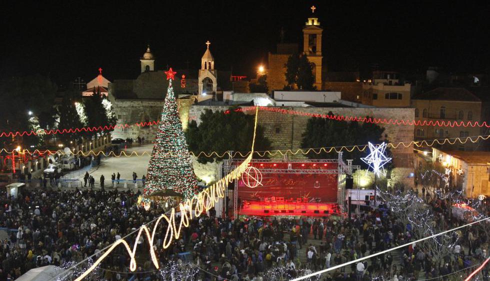 Cristianos y turistas congregados en la Plaza del Pesebre. (AP)