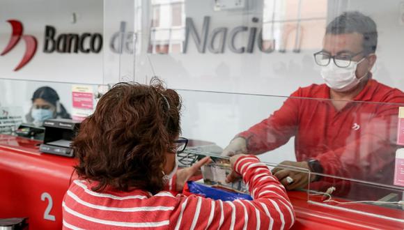 Un grupo de beneficiarios podrá recibir el bono alimentario de 270 soles en las ventanillas del Banco de la Nación. (Foto: Andina)