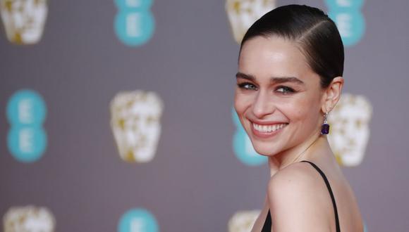 La británica Emilia Clarke  señaló que fue madre quien le enseñó a maquillarse y cuidad de manera correcta su piel. (AFP).