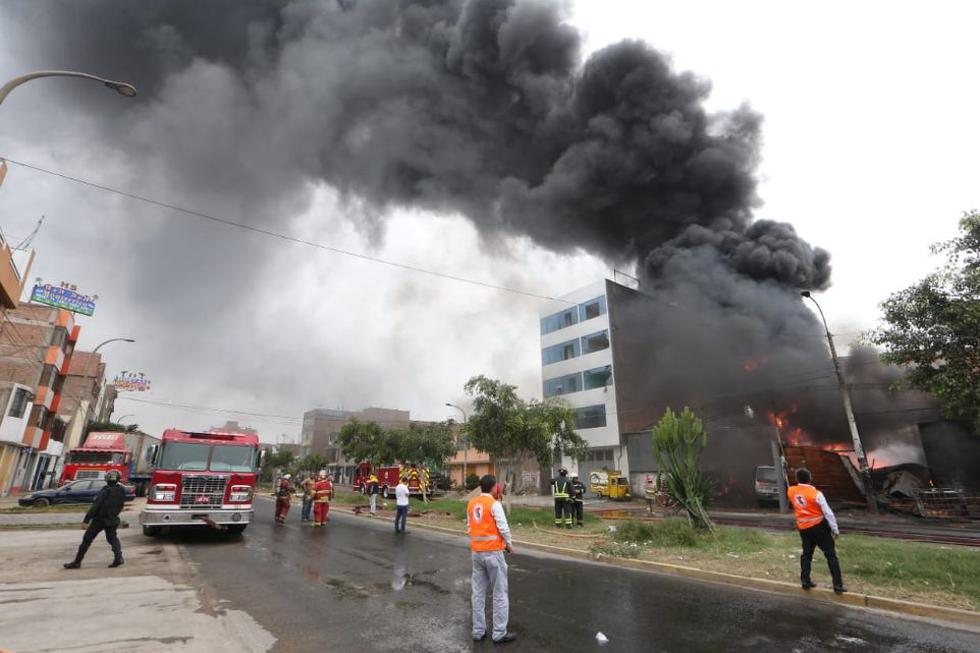 Senamhi informó que debido al incendio ocurrido esta mañana en San Martín de Porres, la calidad del aire de cinco distritos se vería afectada. (Foto:Manuel Melgar/ GEC)