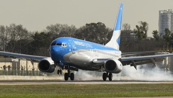 Un avión de Aerolíneas Argentinas aterriza en el Aeropuerto Jorge Newbery de Buenos Aires, el 2 de agosto de 2017. (Foto: referencial: Eitan ABRAMOVICH / AFP)