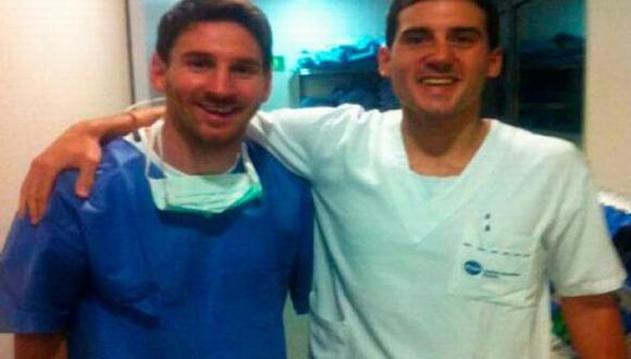 GRANDE PA. Con uno de los médicos que participó en el parto. ‘Lío’ podría jugar hoy ante Celta. (Facebook)