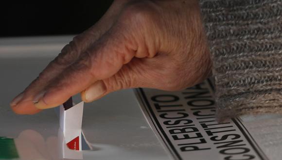 Una mujer emite su voto durante un referéndum para aprobar o rechazar una nueva Constitución en un colegio electoral de Santiago, el 4 de septiembre de 2022. (Foto de CLAUDIO REYES / AFP)