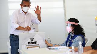 Ollanta Humala emitió su voto en un colegio ubicado en Santiago de Surco
