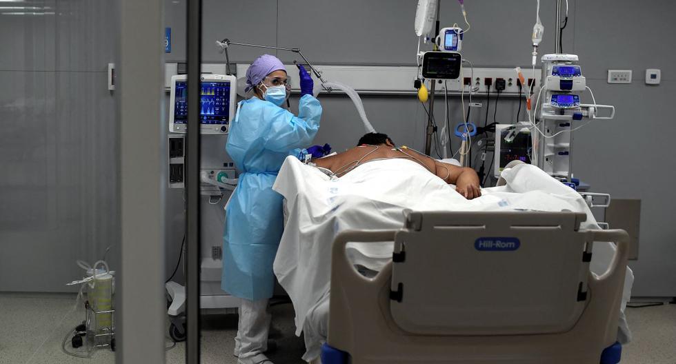 Un trabajador sanitario atiende a un paciente en la Unidad de Cuidados Intermedios (UCIM) COVID-19 del hospital de urgencias Enfermera Isabel Zendal, en Madrid, el 27 de enero de 2021. (OSCAR DEL POZO / AFP).