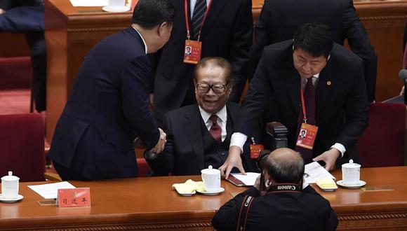 el presidente chino, Xi Jinping, le da la mano al expresidente de China, Jiang Zemin, en la sesión inaugural del Congreso del Partido Comunista Chino en el Gran Salón del Pueblo en Beijing el 18 de octubre de 2017. (Foto de WANG ZHAO / AFP)
