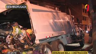 Camión con cinco toneladas de basura se hunde en Juan de Lurigancho [VIDEO]