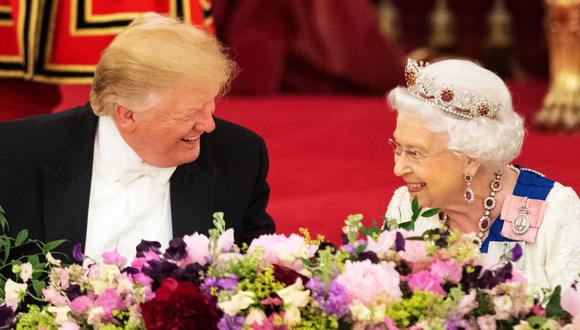 Reina Isabel II le regala a Donald Trump libro de Winston Churchill sobre la Segunda Guerra Mundial. (AFP)