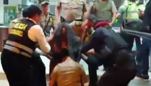 Mujer agredió a policía en comisaría de Miraflores. (Captura)