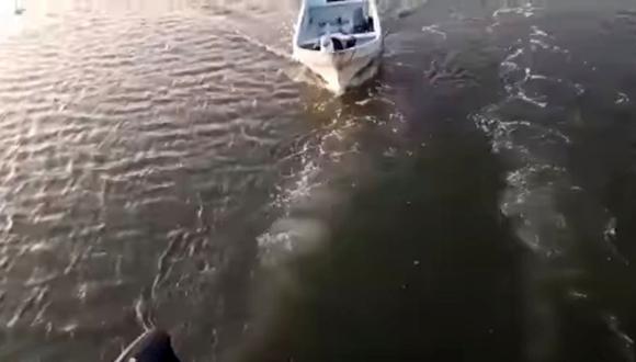 Momento en que una lancha intercepta una embarcación llena de turistas en México. (Foto: Captura de video)