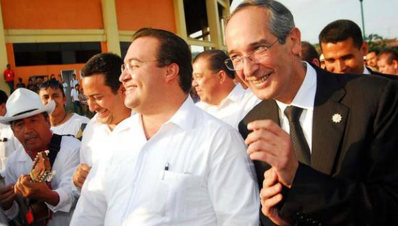 Javier Duarte (de blanco) bromeando con el presidente guatemalteco Álvaro Colom. (Foto: AFP)