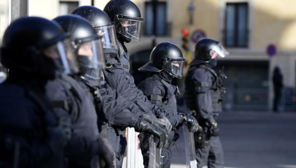 Miembros de la policía regional catalana Mossos d'Esquadra montan guardia durante una protesta de manifestantes independentistas. (Foto referencial: AFP)