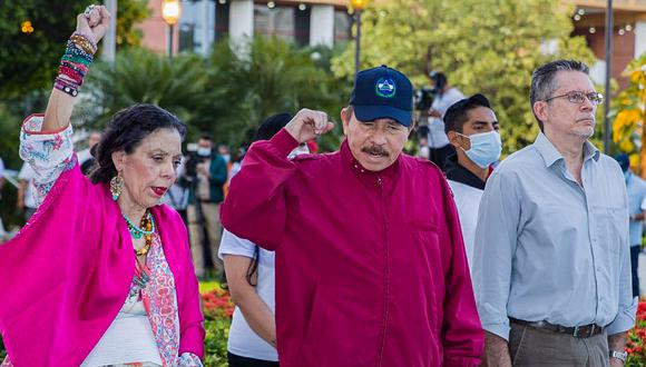 Daniel Ortega escribió en una carta junto con su esposa, la vicepresidenta Rosario Murillo, donde envía felicitaciones a Pedro Castillo. (Foto: Nicaraguan Presidency / AFP)