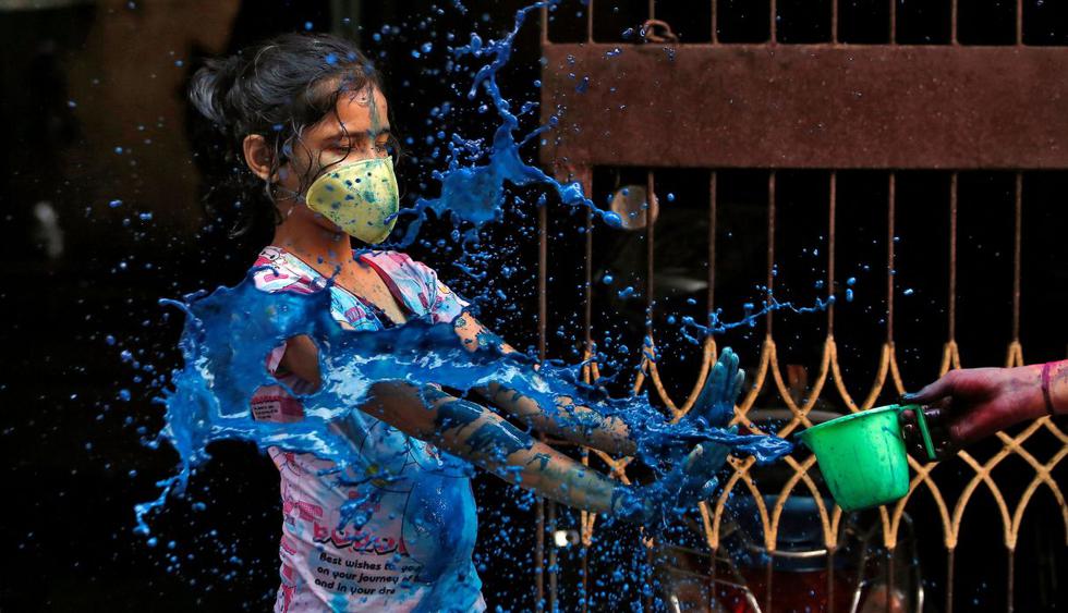 El festival hindú de Holi de la India quedó contenido por los temores del brote de coronavirus, reduciendo las multitudinarias fiestas a pequeños grupos familiares para bajar el riesgo de contagio. (Reuters).