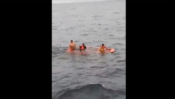Primero fueron auxiliados tres pescadores, quienes pidieron ayuda para rescatar a sus otros seis compañeros. (Captura: América Noticias)