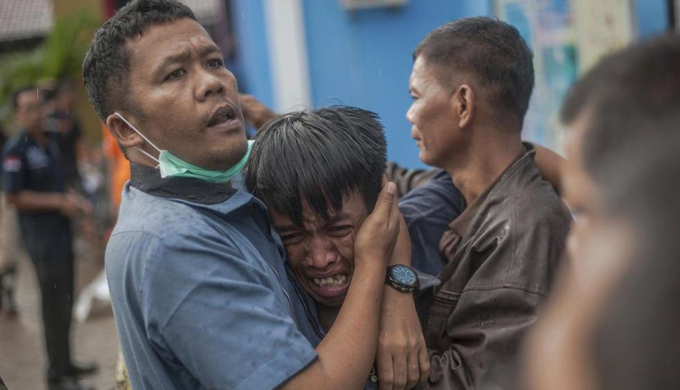 Tragedia en Indonesia: Tsunami deja 222 muertos y 843 heridos. (AP)