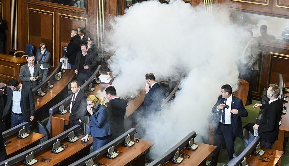 Kosovo: Oposición lanzó gases lacrimógenos dentro del Parlamento. (AFP)
