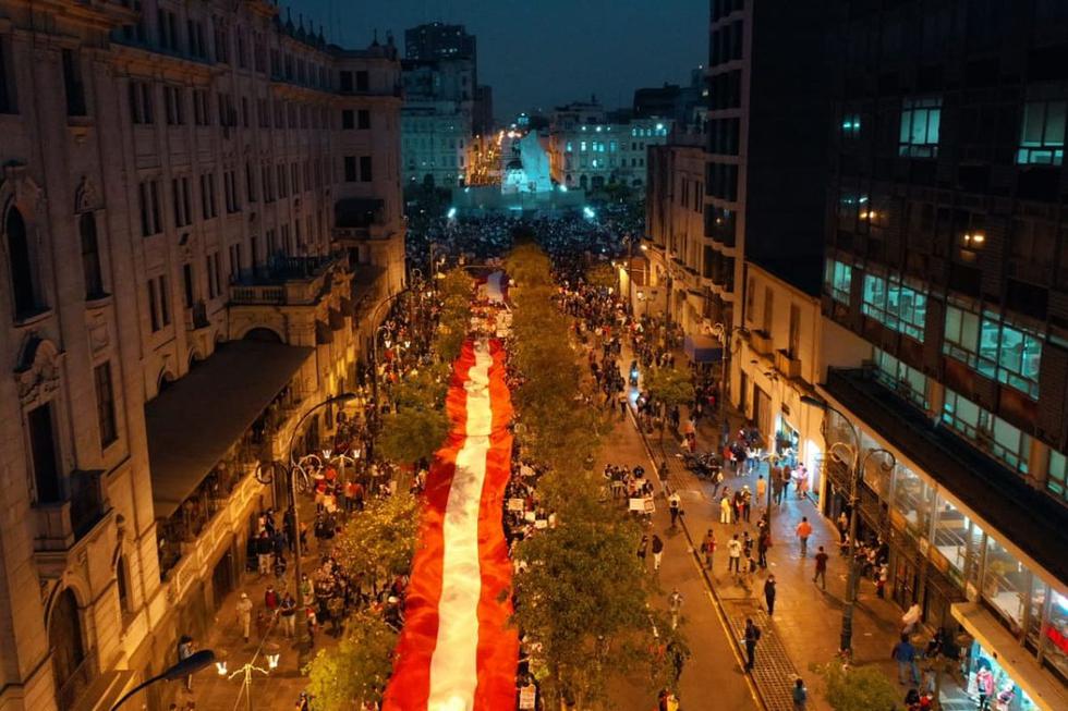 Una enorme bandera recorre las calles del centro de la capital. (Foto: Giancarlo Ávila / @photo.gec)