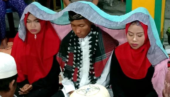 Se viralizó en Facebook la ceremonia de un hombre de Indonesia que se casó con sus dos novias "para no lastimar a ninguna". (Foto: Captura)