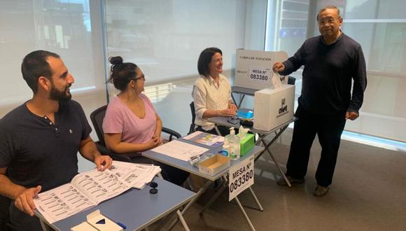 Un peruano ejerce su voto en Nueva Zelanda, donde se abrirá la primera mesa de votación este domingo 6 de junio.  (Archivo / Twitter / Cancillería Perú).