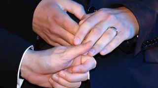 Francia: Alcaldes no pueden negarse a casar a parejas homosexuales