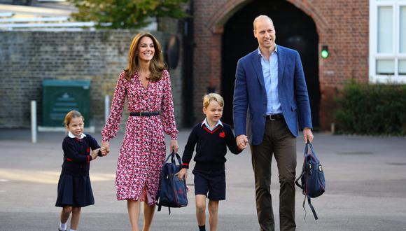 El príncipe Jorge y la princesa Carlota, hijos de los duques de Cambridge, son alumnos del prestigioso colegio Thomas’s Battersea. (Foto: Aaron Chown - WPA Pool/Getty Images)