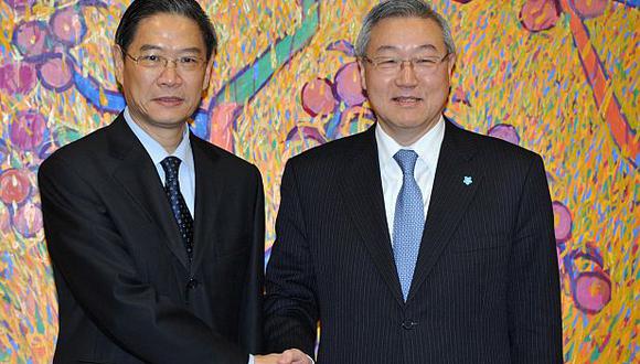 El primer viceministro surcoreano de Exteriores Park Suk-hwan y su homólogo chino Zhang Zhijun. (Reuters)