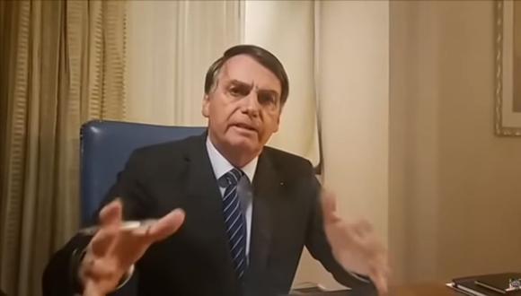 En el video, de casi 24 minutos, Jair Bolsonaro manotea, se pone los lentes, los tira, grita y trata de recuperar la calma cuando se le corta el habla. (Captura de pantalla)
