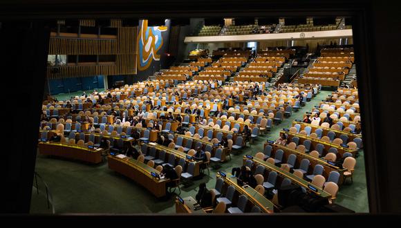 Una vista general muestra una reunión de la Asamblea General de las Naciones Unidas sobre el embargo comercial y financiero impuesto por los Estados Unidos contra Cuba, en la sede de las Naciones Unidas, en la ciudad de Nueva York, el 2 de noviembre de 2022. (Foto de Yuki IWAMURA / AFP)