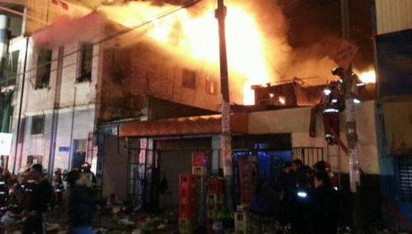 Voraz incendio en el Cercado de Lima. (El Comercio)
