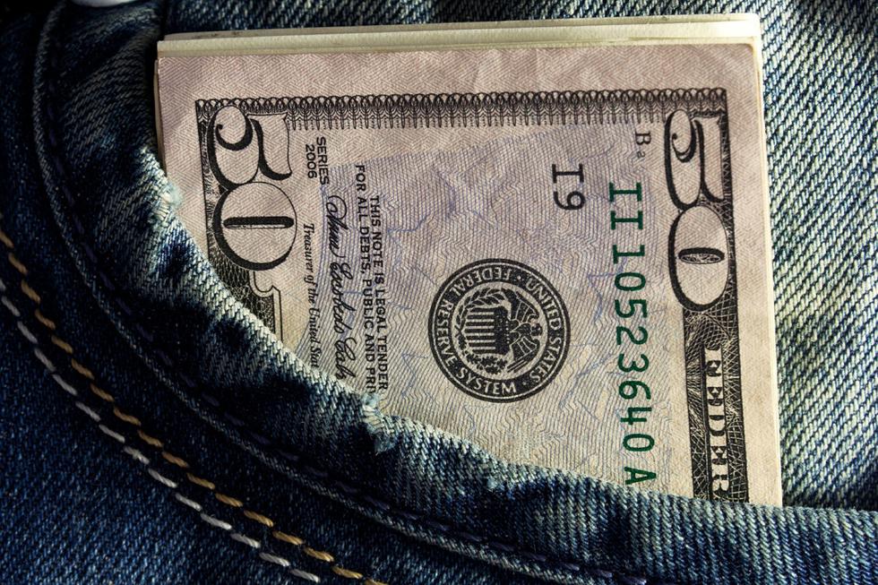 Una mujer halló una enorme suma de dinero en el bolsillo de una prenda de vestir usada y la devolvió a su dueño. (Foto: Pixabay/Referencial)