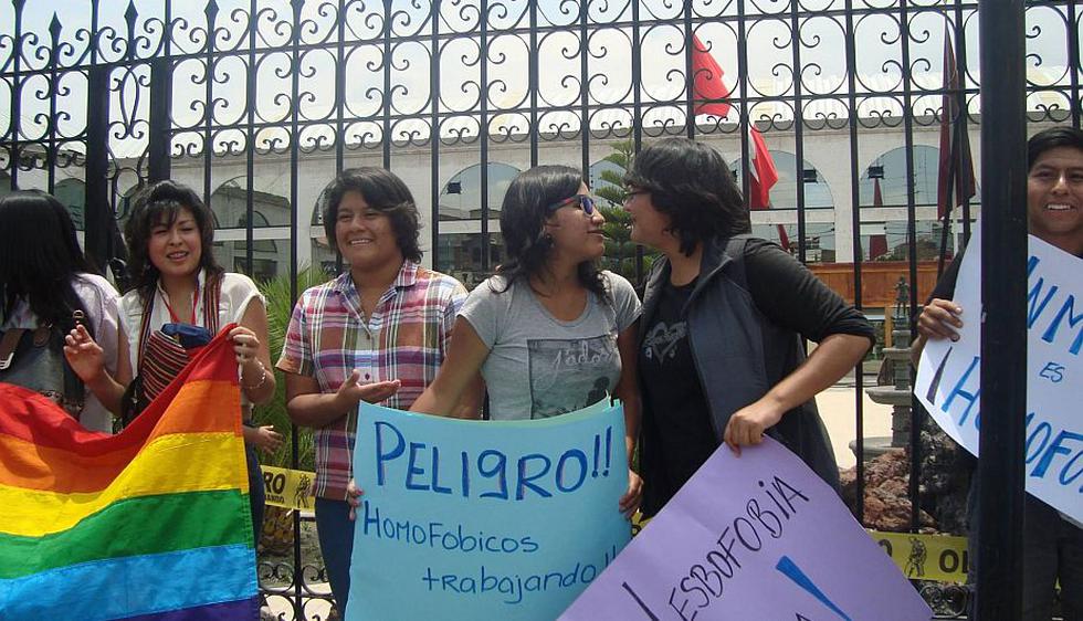 Colectivos gay en Arequipa piden la salida de gerente edil Marcos Hijonosa, acusado de homofobia. (Facebook Sin Etiquetas)