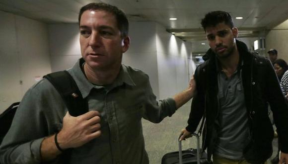 Glenn Greenwald y David Miranda en aeropuerto de Río de Janeiro. (Reuters)