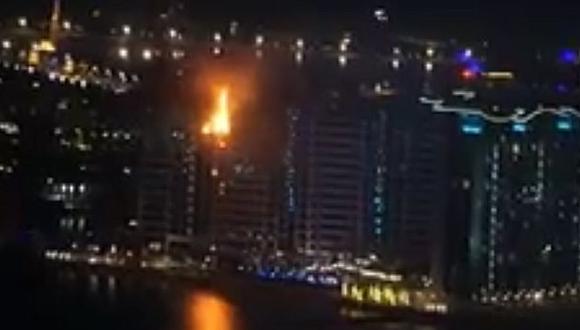 Incendio consume edificio residencial en Dubái. (Captura)
