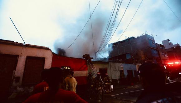 Incendio en jirón Angaraes en el centro de Lima deja pérdidas materiales.
