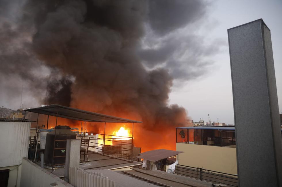 Incendio en Mesa Redonda se expande y piden ayuda a municipalidades aledañas para brindar cisternas. (José Rojas)