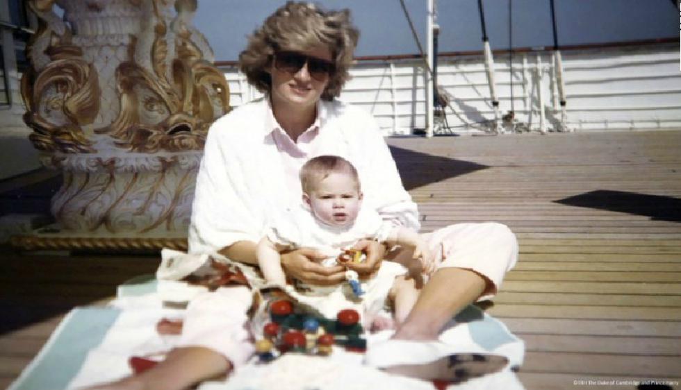 En este aniversario, fotos hasta ahora nunca antes vistas provenientes del álbum familiar personal de la princesa Diana han sido publicadas.