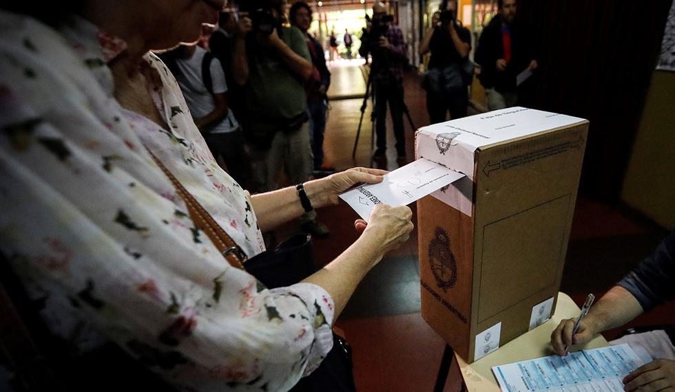 Una mujer deposita su voto en una mesa electoral este domingo, 27 de octubre de 2019, en un colegio electoral de Buenos Aires. (Foto: EFE)