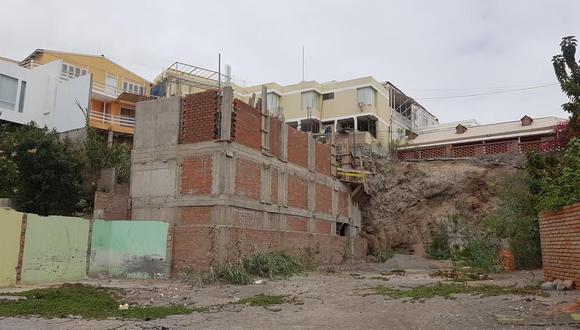 Cuestionada obra. Se removió tierra y piedras para colocar tres niveles que permitan instalar sobre esa edificación una piscina. (Foto: Miguel Idme /Perú21)