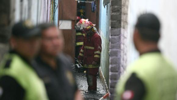 ARDUO TRABAJO. Tres horas tardaron los bomberos en sofocar las llamas en una quinta chalaca. (Mario Zapata)