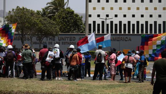 Manifestantes provenientes del sur del Perú marcharon frente la Embajada de Estados Unidos. Foto: Lenin Tadeo/GEC