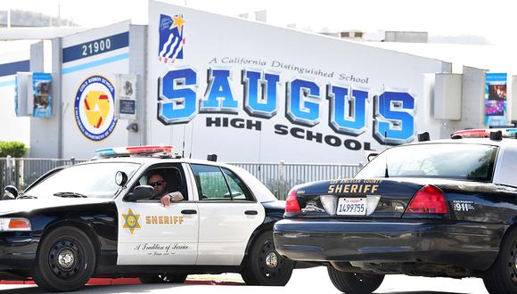 Autos de la policía de Los Ángeles frente a la escuela secundaria Saugus en Santa Clarita, California, un día después de un tiroteo en el campus que dejó dos estudiantes muertos. (Foto: AFP)