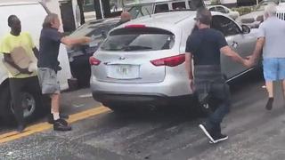 Sujeto utilizó martillo para detener a hombre que se fugaba tras accidente en Miami [VIDEO]