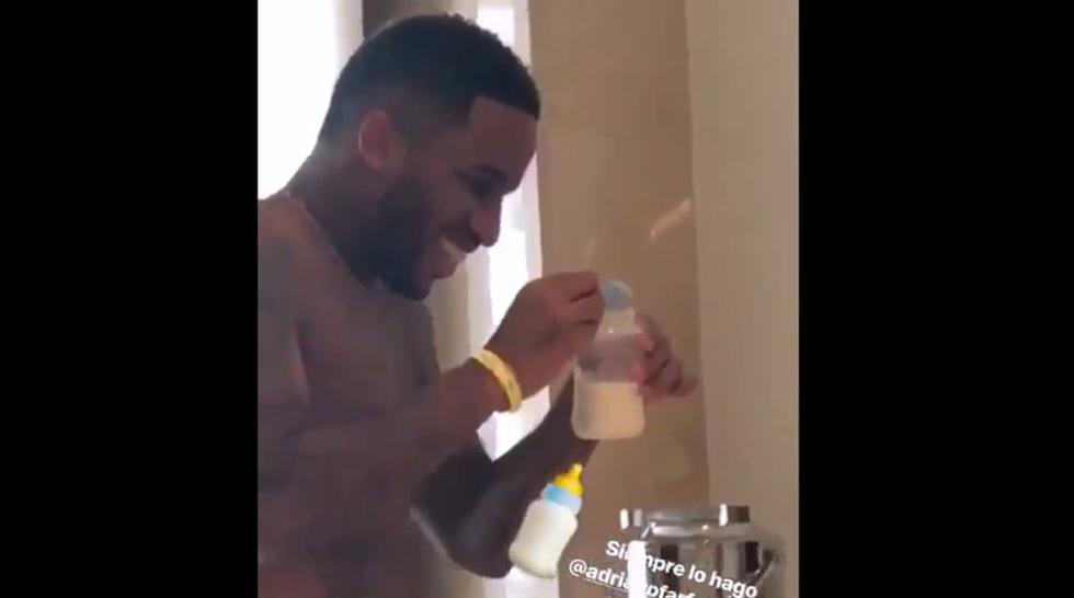 Jefferson Farfán enternece preparándole la leche a sus hijos. (Instagram)