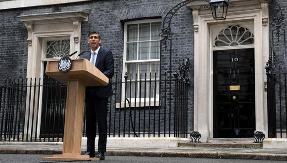El recién nombrado primer ministro británico, Rishi Sunak, pronuncia un discurso frente al número 10 de Downing Street, en el centro de Londres, el 25 de octubre de 2022. (Foto de Daniel LEAL / AFP)