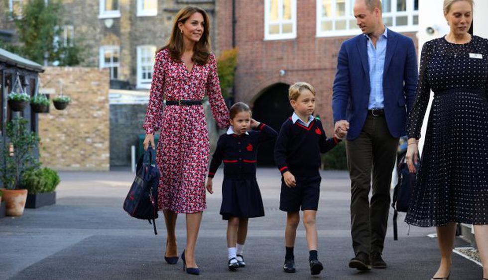 Los duques de Cambridge acompañaron a sus hijos a la escuela Thomas Battersea, ubicada en el sur de Londres. (AFP)